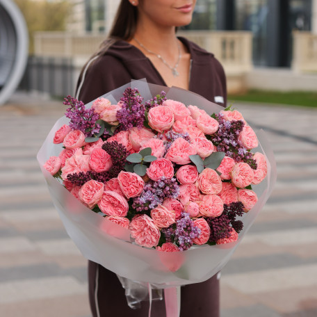 Круглый букет с ароматной сиренью и кустовыми пионовидными розами