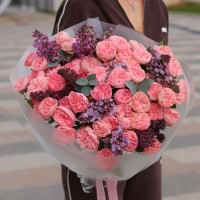 Круглый букет с ароматной сиренью и кустовыми пионовидными розами