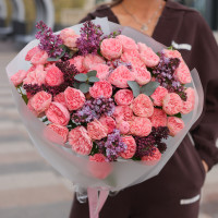 Круглый букет с ароматной сиренью и кустовыми пионовидными розами