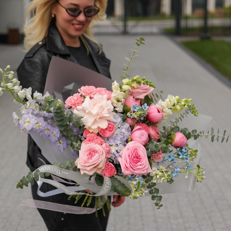 Букет с розовыми пионовидными розами и пионами