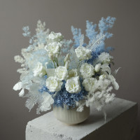 Интерьерная бело-голубая композиция в круглом керамическом кашпо
