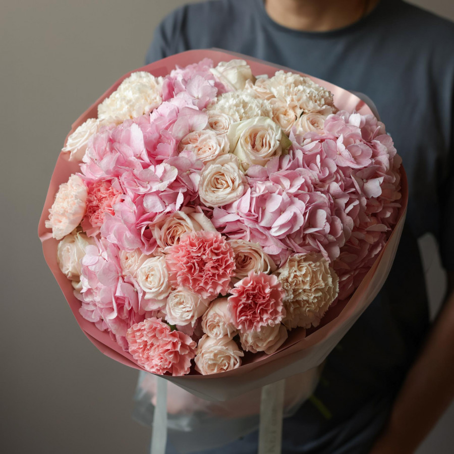 Круглый букет в нежно розовой гамме с гортензией, диантусом и кустовой розочкой