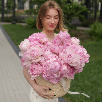 Розовые пионы в плетеной корзине