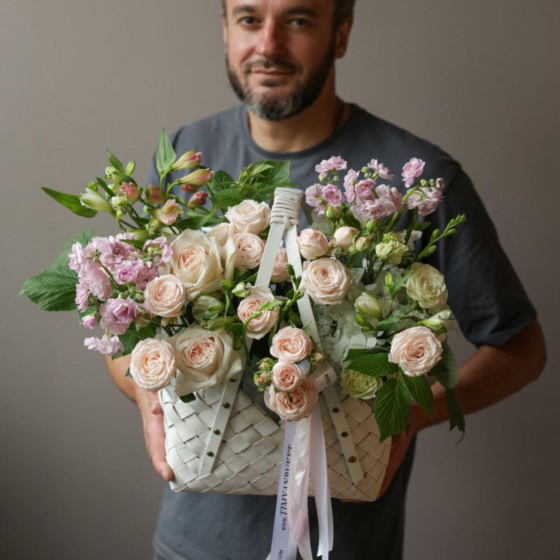 Корзина с розами, маттиолой и альстромериями