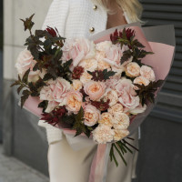 Букет с миксом роз и декоративной зеленью