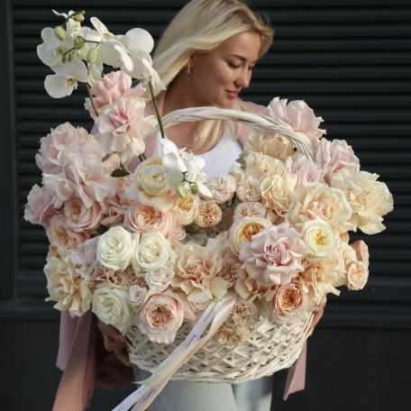 Большая премиальная корзина с миксом роз и орхидеями