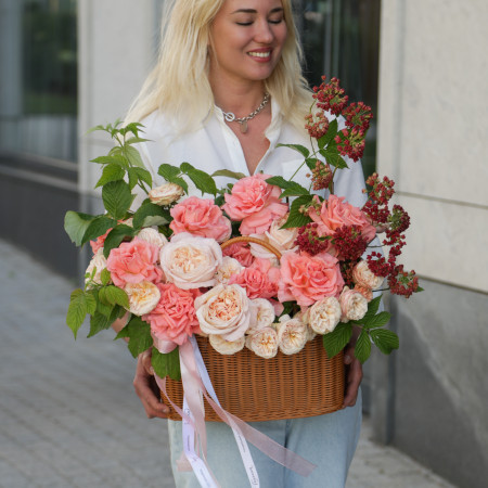 Лукошко с миксом роз Кики, пионовидных и малиной