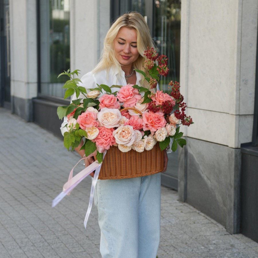 Лукошко с миксом роз Кики, пионовидных и малиной