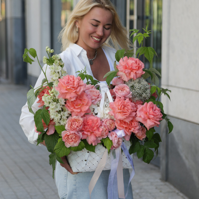 Белая корзина с миксом роз Кики, кустовыми и малиной