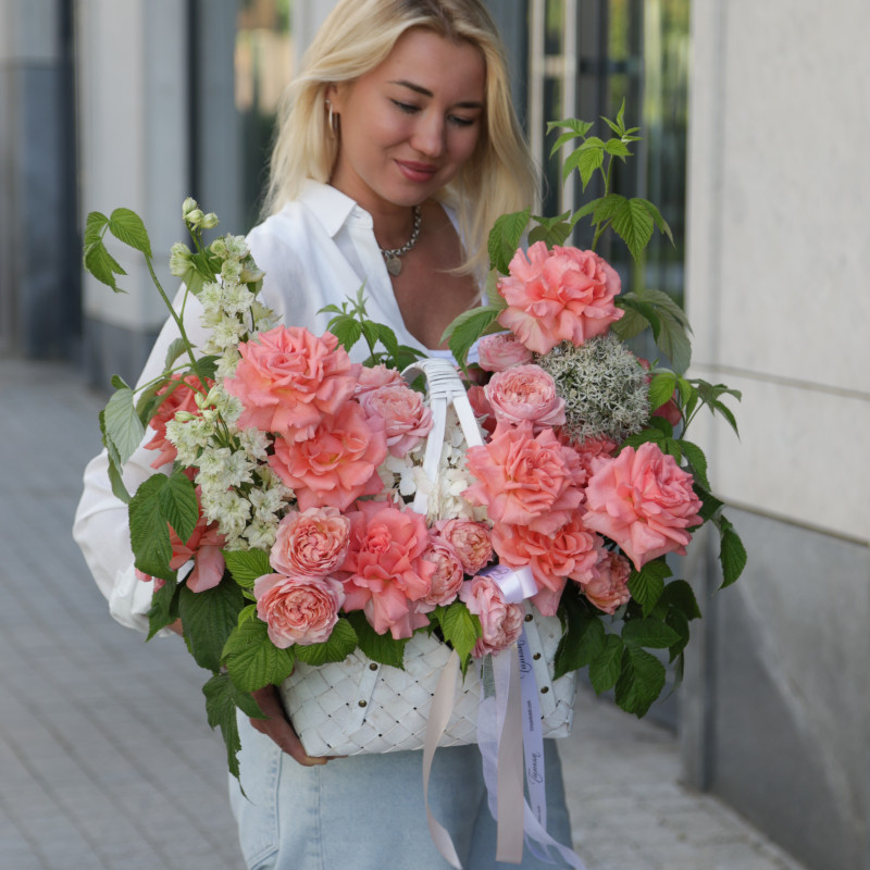 Белая корзина с миксом роз Кики, кустовыми и малиной