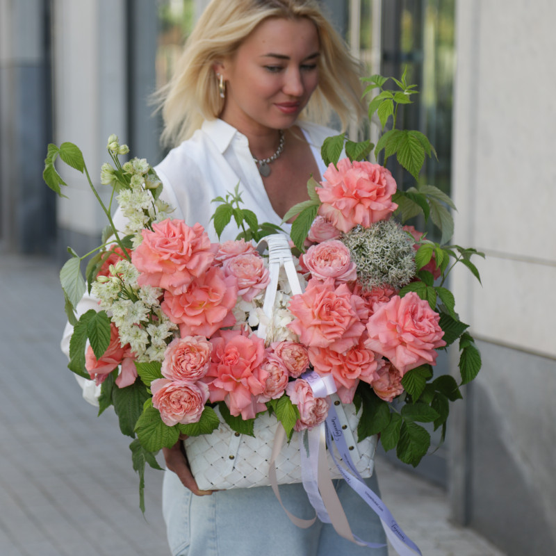 Белая корзина с миксом роз Кики, кустовыми и малиной