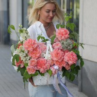 Белая корзина с миксом роз Кики, кустовыми и малиной