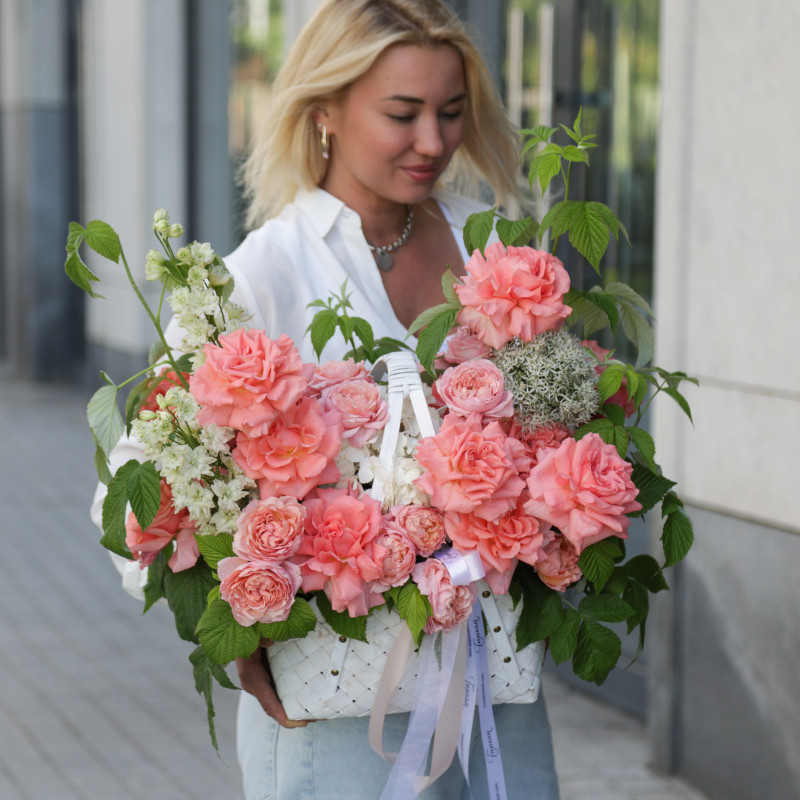 Белая корзина с миксом роз Кики, кустовыми и малиной