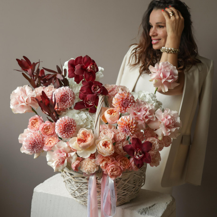 Корзина Сдержанная роскошь с георгинами, розами и орхидеями, размер L