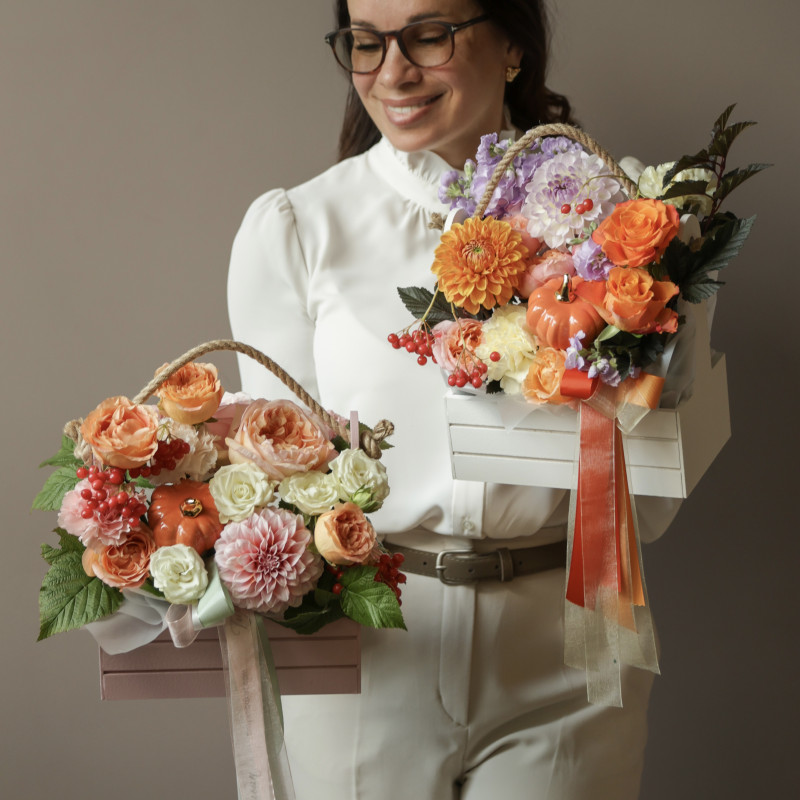 Ящичек ПРИВЕТ, ШКОЛА, M (роз) · георгины · розы