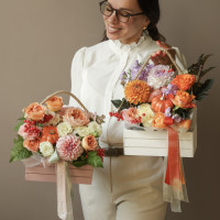 Ящичек ПРИВЕТ, ШКОЛА, M (роз) · георгины · розы