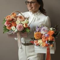 Ящичек ПРИВЕТ, ШКОЛА, M (бел) · георгины · розы