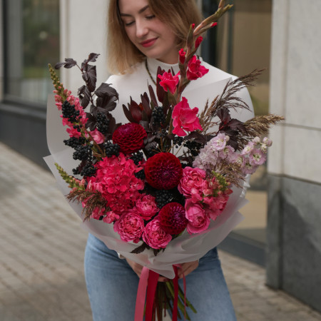 Букет «Винная ягода» · георгины · розы · гортензия · гладиолусы