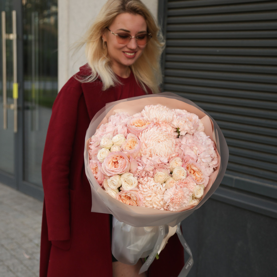 Букет «Восторг нежен» · хризантемы · пионовидные розы, размер L