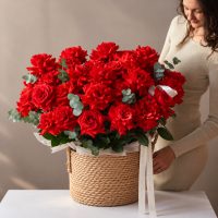 Корзина «Алое признание» · красные розы · эвкалипт
