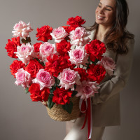 Корзина «Алый поцелуй» · розы