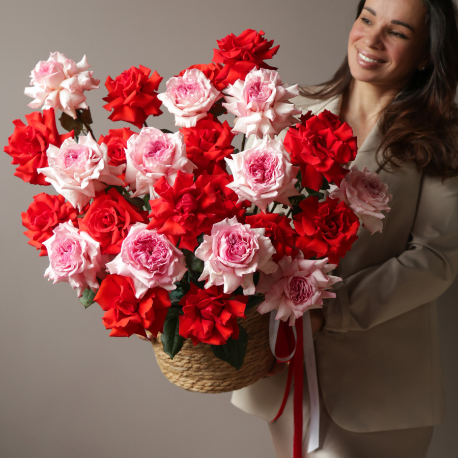 Корзина «Алый поцелуй» · розы