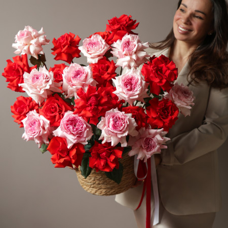 Корзина «Алый поцелуй» · розы