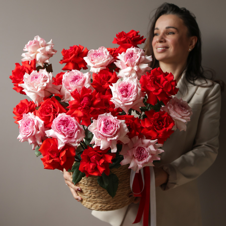 Корзина «Алый поцелуй» · розы