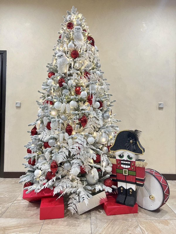 Елка с оформлением СОВЫ, бел-красная, с щелкунчиком, 210-250 см