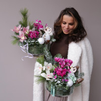 Зимний букет в стеклянной вазе натур пихта ЦИКЛАМЕНЫ+ОРХИДЕИ, в асс.