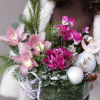 Зимний букет в стеклянной вазе натур пихта ЦИКЛАМЕНЫ+ОРХИДЕИ, в асс.