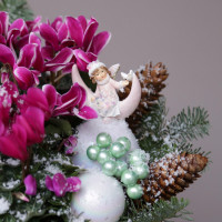 Зимний букет в стеклянной вазе натур пихта ЦИКЛАМЕНЫ+ОРХИДЕИ, в асс.