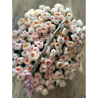 125 шикарных пионовидных роз в корзине