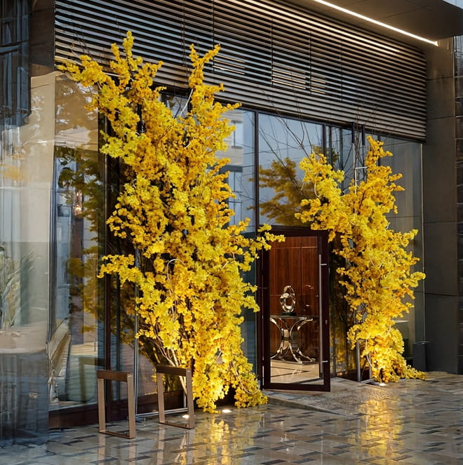 Входные группы искусственными цветами